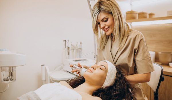 ¿Qué titulación se necesita para abrir un centro de estética​?