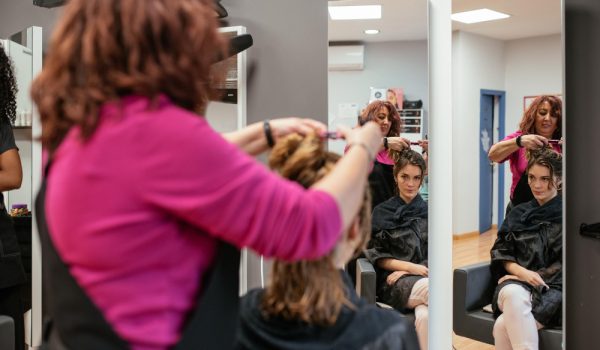Peluquera haciendo un peinado a su cliente