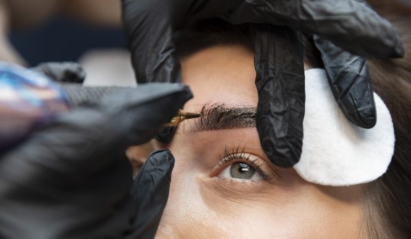 Clienta haciendose un tratamiento de microblinding